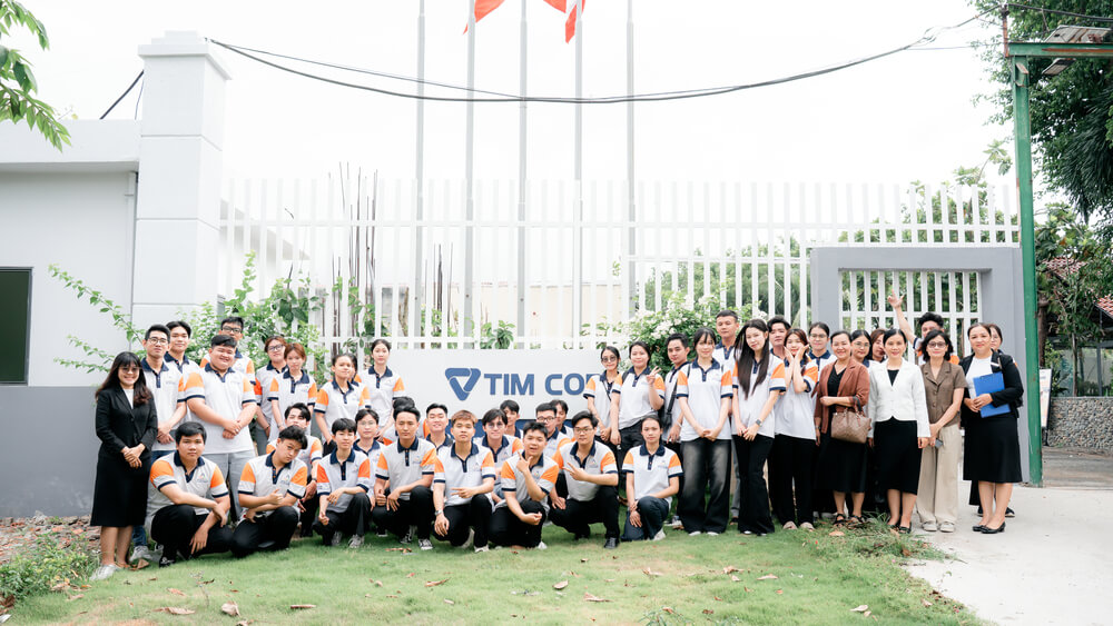 Đoàn tham quan chụp lưu niệm tại TIM Corp
