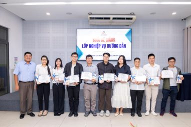 Học viên được trao chứng chỉ nghiệp vụ hướng dẫn và chứng nhận sau khi hoàn thành khóa học