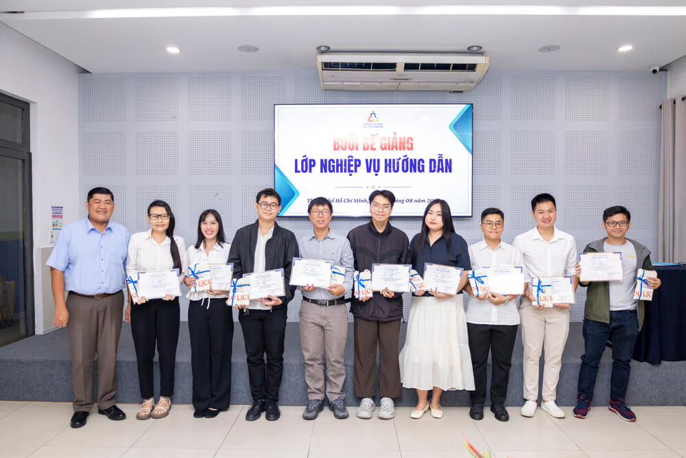 Học viên được trao chứng chỉ nghiệp vụ hướng dẫn và chứng nhận sau khi hoàn thành khóa học