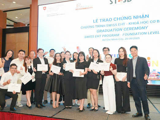 Học viên hai khóa Quản trị Du lịch và Khách sạn Thụy Sĩ nhận chứng chỉ