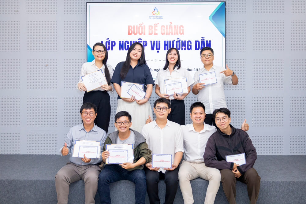 Học viên phấn khởi tại Buổi Lễ Bế giảng