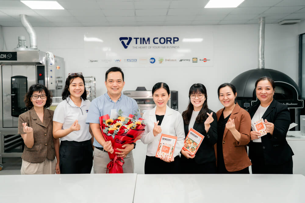 Lãnh đạo TIM Corp và đại diện Trường Cao đẳng Du lịch Sài Gòn chụp ảnh lưu niệm