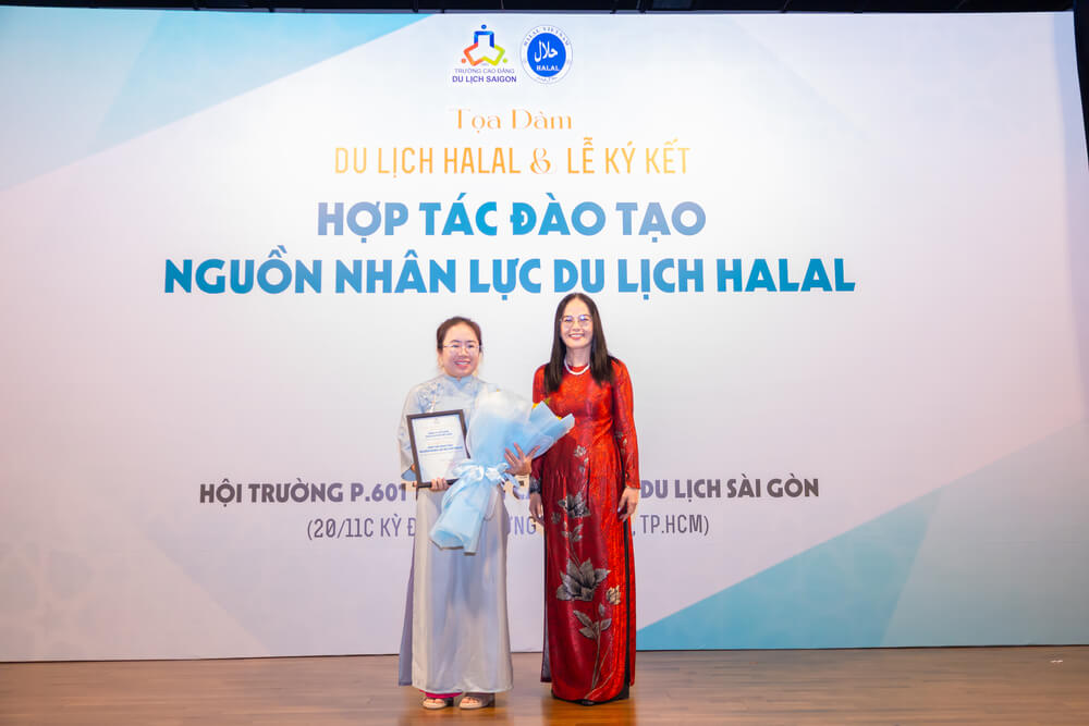 Nhà trường tặng hoa và thư cảm ơn cho Nhà tài trợ Công ty Cổ phần Dịch vụ FnB Việt Nam