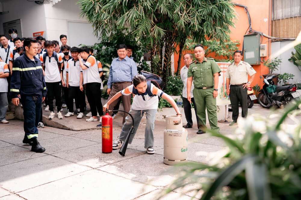 Sinh viên bình tĩnh chữa cháy