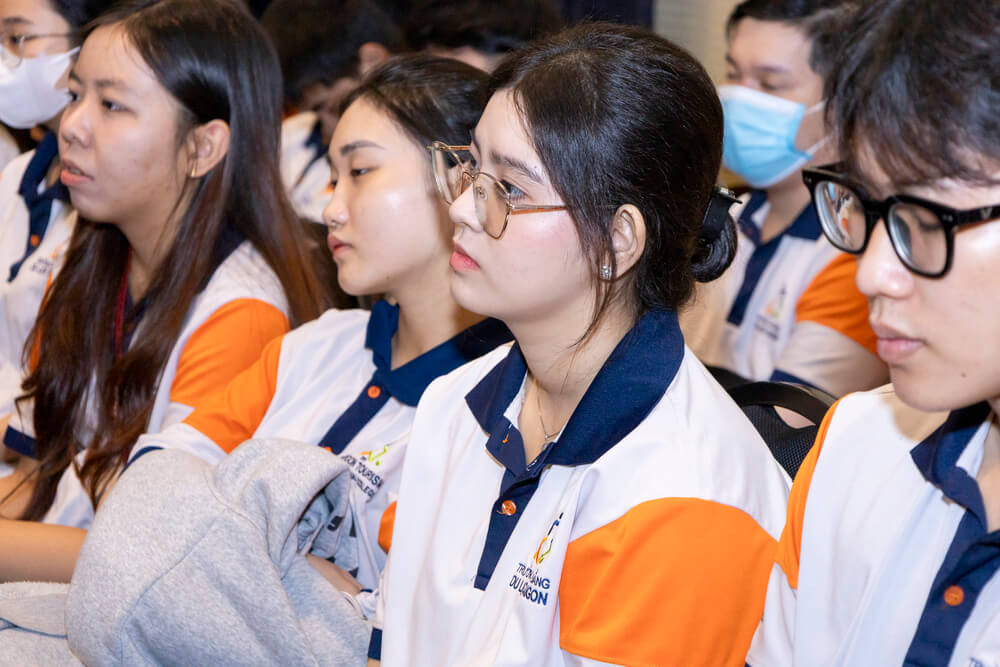 Sinh viên chăm chú lắng nghe chia sẻ