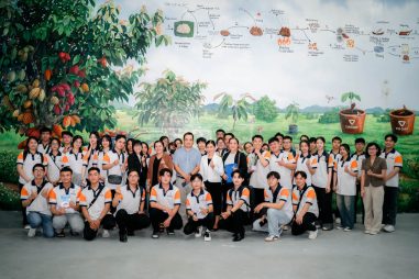 Sinh viên chụp ảnh lưu niệm cùng lãnh đạo TIM Corp