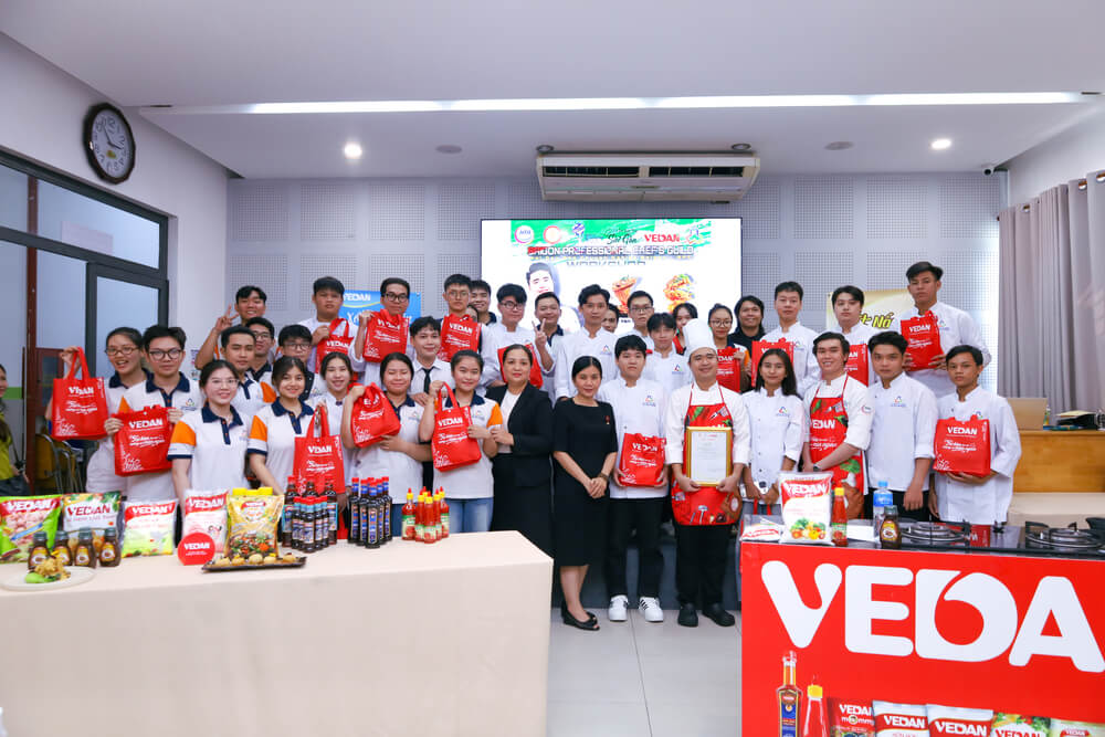 Sinh viên chụp ảnh lưu niệm sau chuyên đề