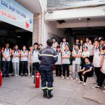 Sinh viên được hướng dẫn sử dụng bình chữa cháy