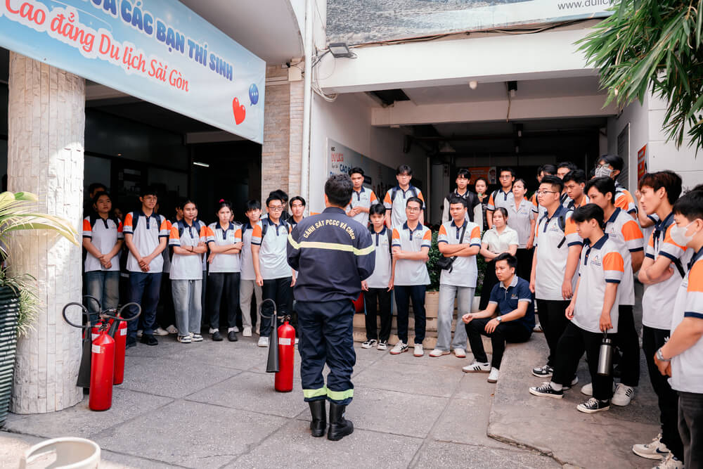 Sinh viên được hướng dẫn sử dụng bình chữa cháy