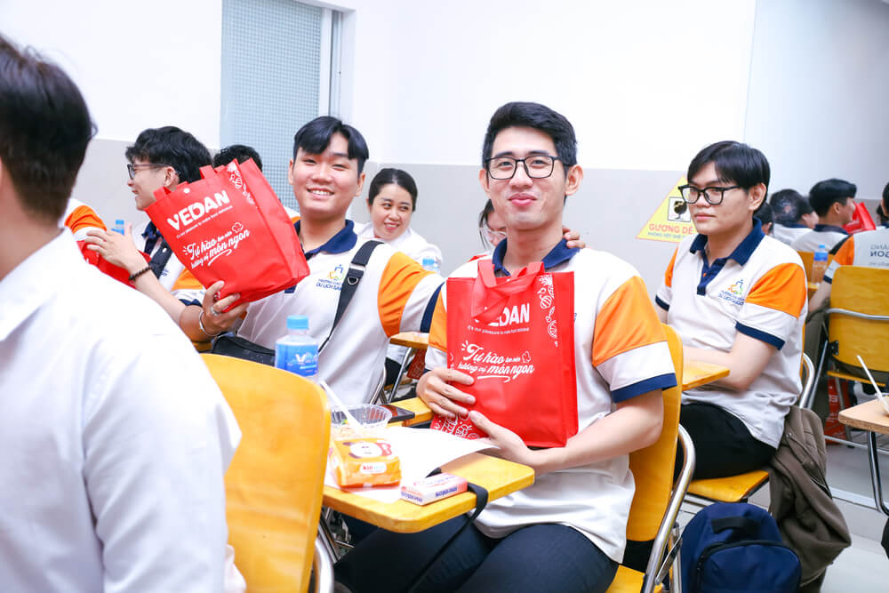 Sinh viên được tặng quà bởi Nhà tài trợ Vedan