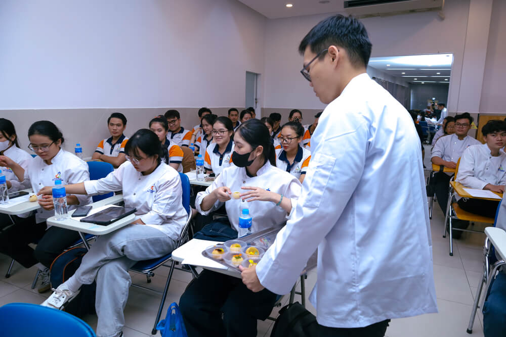 Sinh viên được thưởng thức món ăn ngay tại chuyên đề