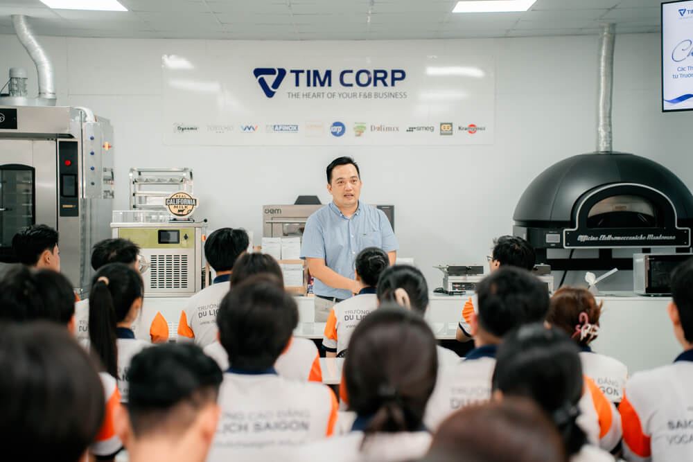 Sinh viên giao lưu cùng Tổng Giám đốc TIM CORP Ông Trần Dương Xuân Vũ