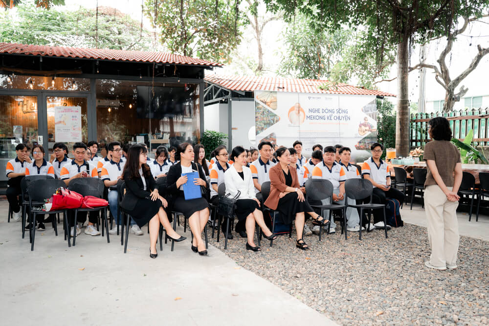 Sinh viên lắng nghe chia sẻ từ đại diện công ty TIM Corp