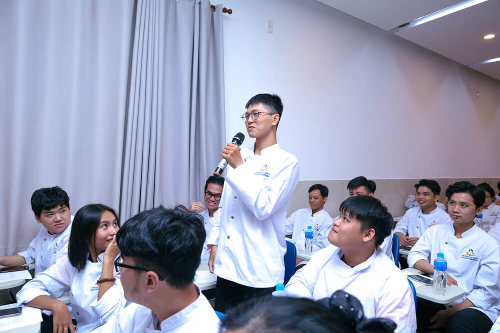 Sinh viên ngành Kỹ thuật Chế biến Món ăn đặt câu hỏi
