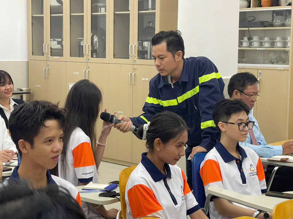 Sinh viên phát biểu tại buổi tập huấn kiến thức, kỹ năng về phòng cháy chữa cháy và cứu nạn cứu hộ