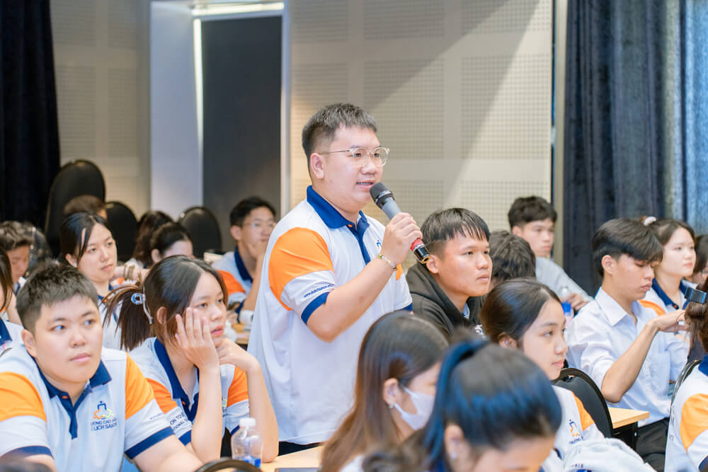 Sinh viên phát biểu tại chuyên đề