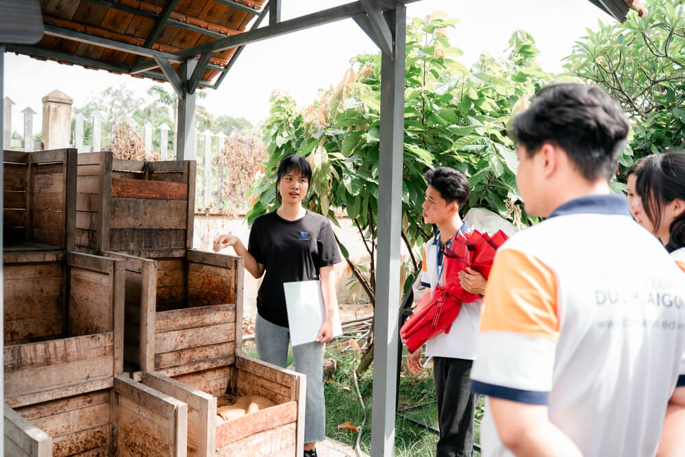 Sinh viên tham quan vườn và lắng nghe quy trình