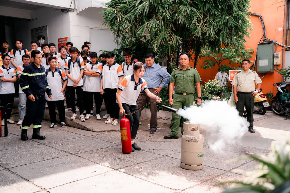 Sinh viên thực hành chữa cháy trong tâm thế bình tĩnh