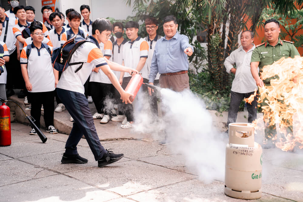 Sinh viên thực hành sử dụng bình chữa cháy