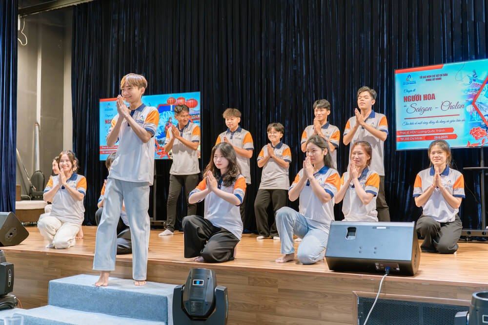 Sinh viên thực hiện văn nghệ trước chuyên đề