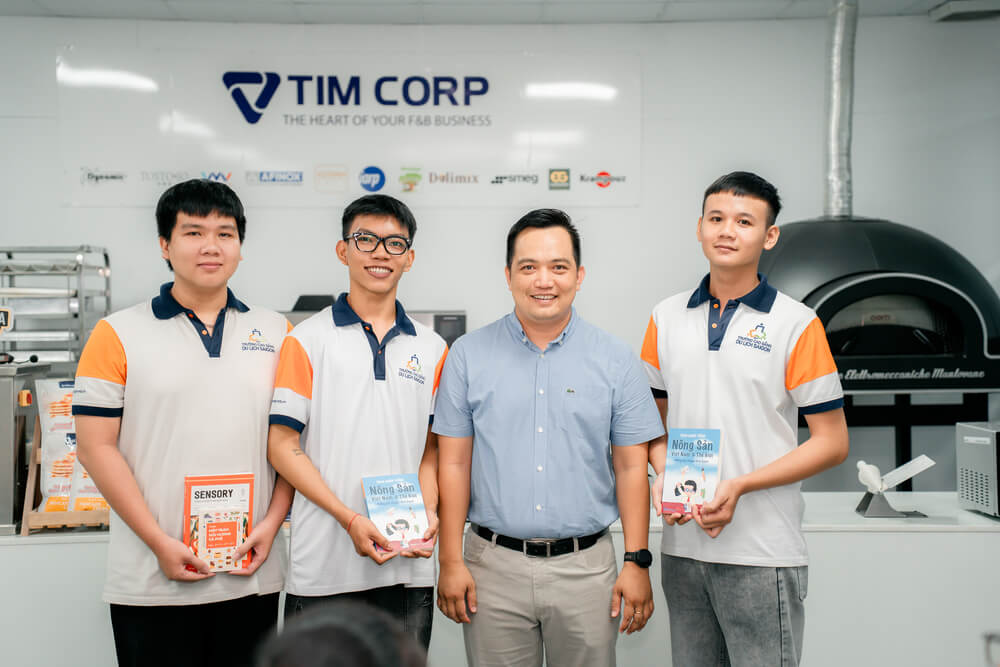 Tổng Giám đốc TIM CORP Ông Trần Dương Xuân Vũ tặng quà cho sinh viên