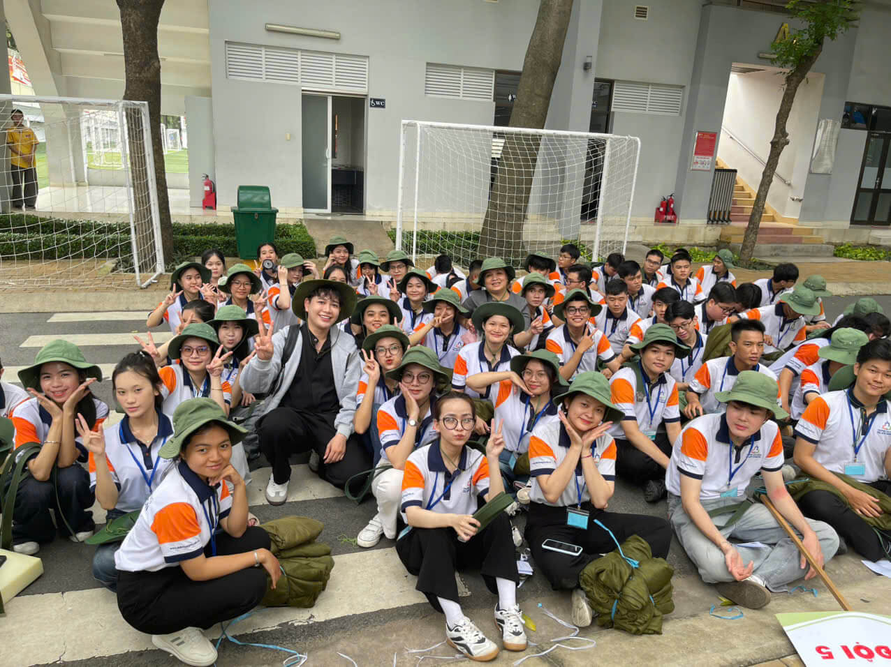 Hình ảnh sinh viên tham dự môn Giáo dục Quốc Phòng - An ninh