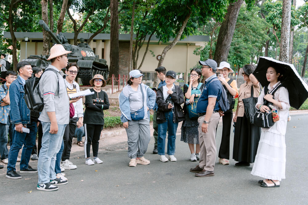 Học viên thuyết minh tại điểm