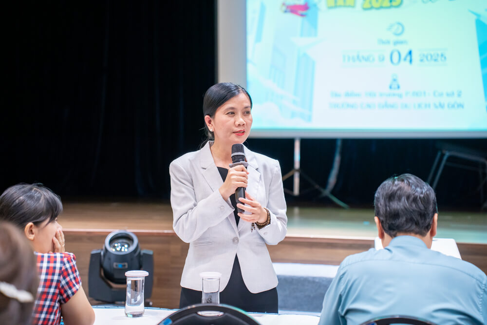 Phó Khoa Khách sạn - Nhà hàng Cô Trần Thị Quế Châu phát biểu