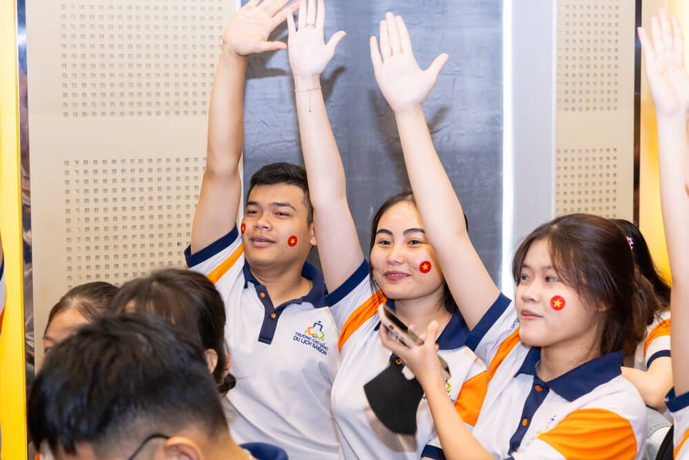 Sinh viên hăng hái giơ tay phát biểu tại chuyên đề