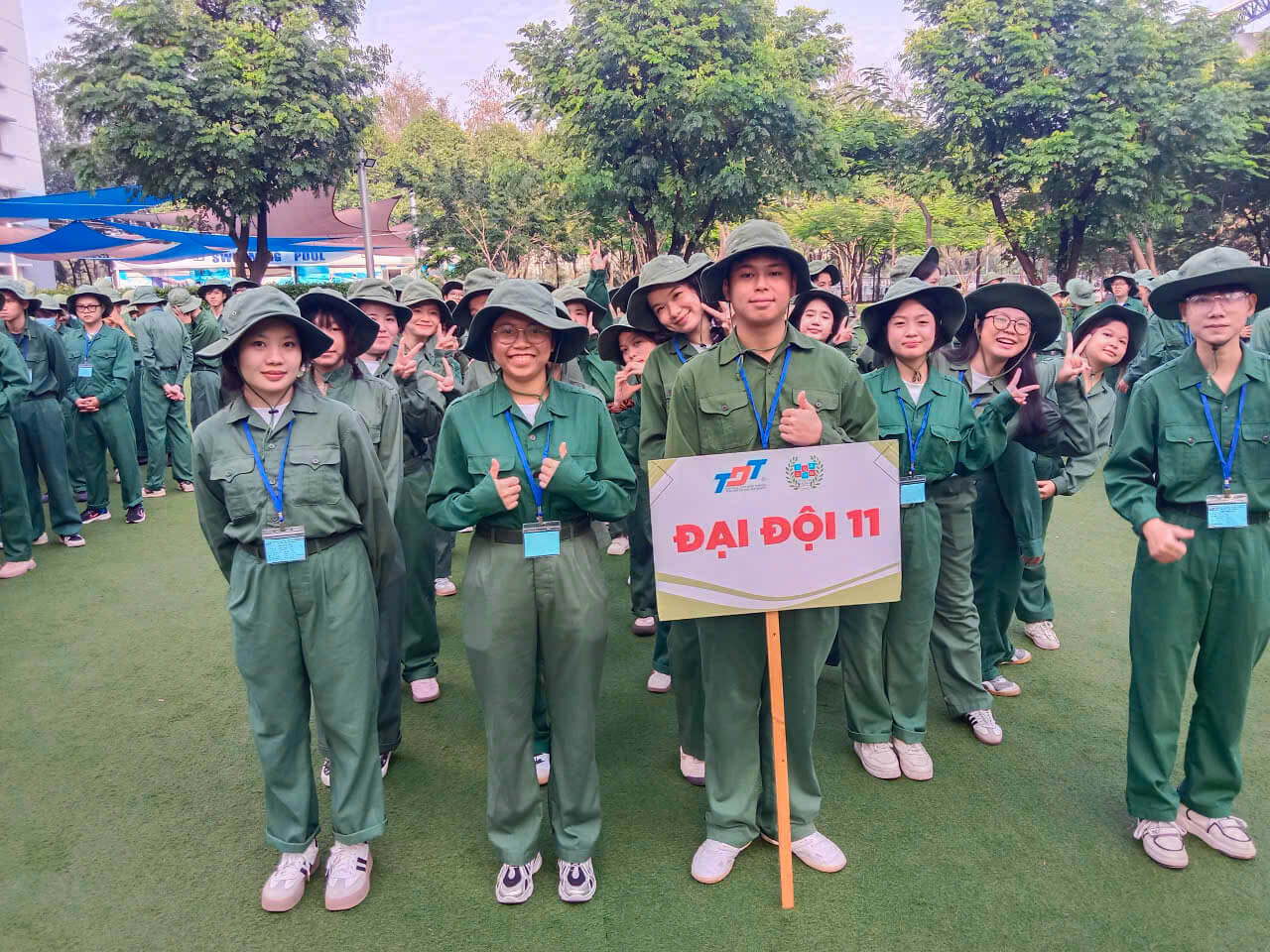 Sinh viên khoác lên mình màu áo xanh