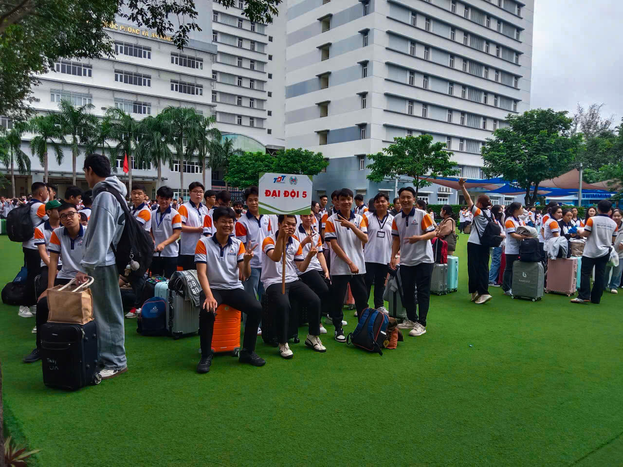 Sinh viên ngày đầu nhập học