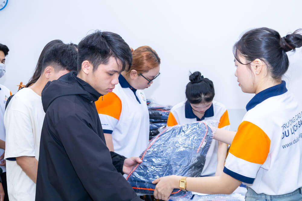Tân sinh viên được tặng balo tại buổi sinh hoạt đầu khóa