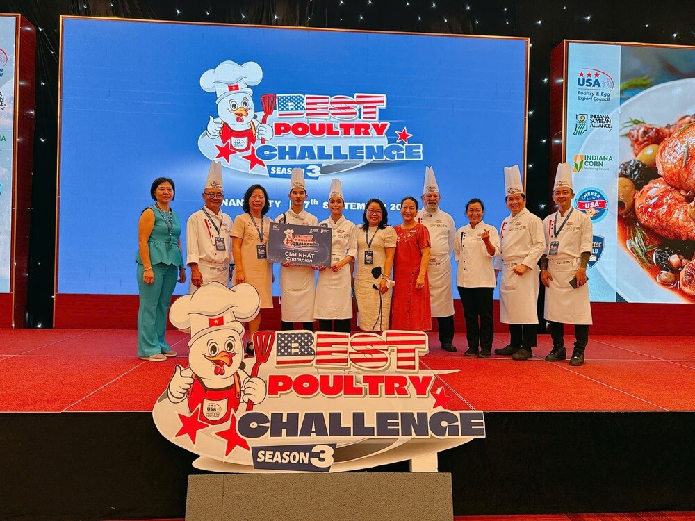 Ban tổ chức trao giải cho đội Du lịch Sài Gòn giành giải Quán Quân Cuộc thi BEST POULTRY CHALLENGE 2025