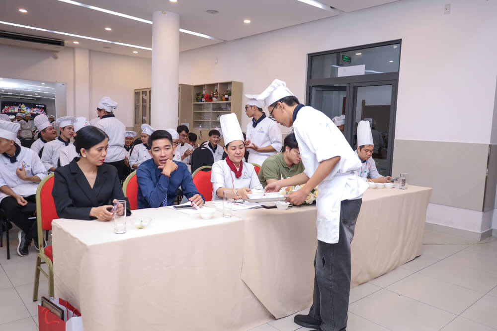 Ban giám khảo thử món ăn dự thi