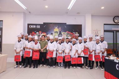 Các đội tham gia cuộc thi được tặng quà từ Công ty Masan