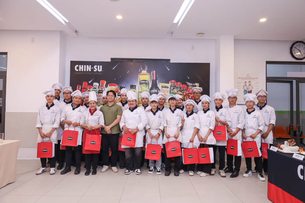 Các đội tham gia cuộc thi được tặng quà từ Công ty Masan
