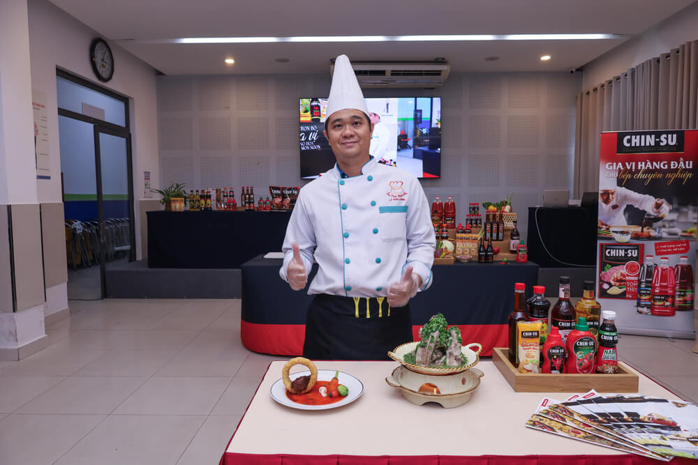 Chef demo Lý Kim Long chụp ảnh cùng 2 món ăn demo