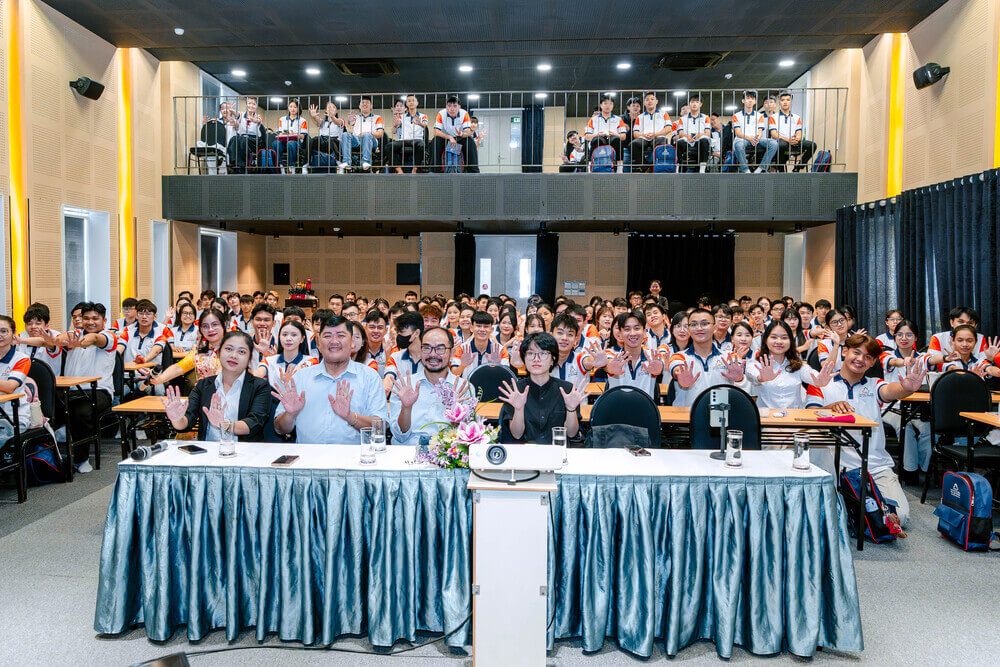 Chụp ảnh lưu niệm sau talkshow