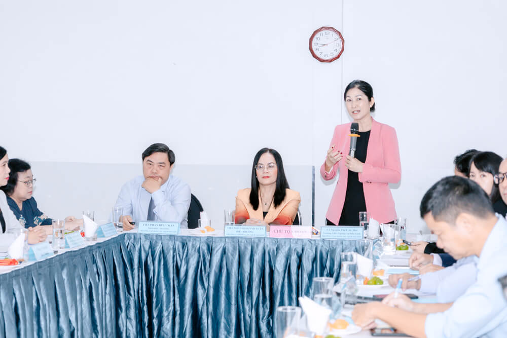 Cô Nguyễn Thị Trúc Mai phát biểu tại tọa đàm