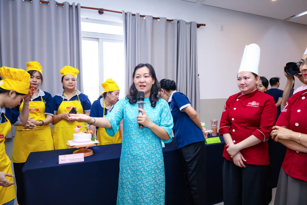 Cô Phan Thúy Oanh nhận xét các chiếc bánh dự thi