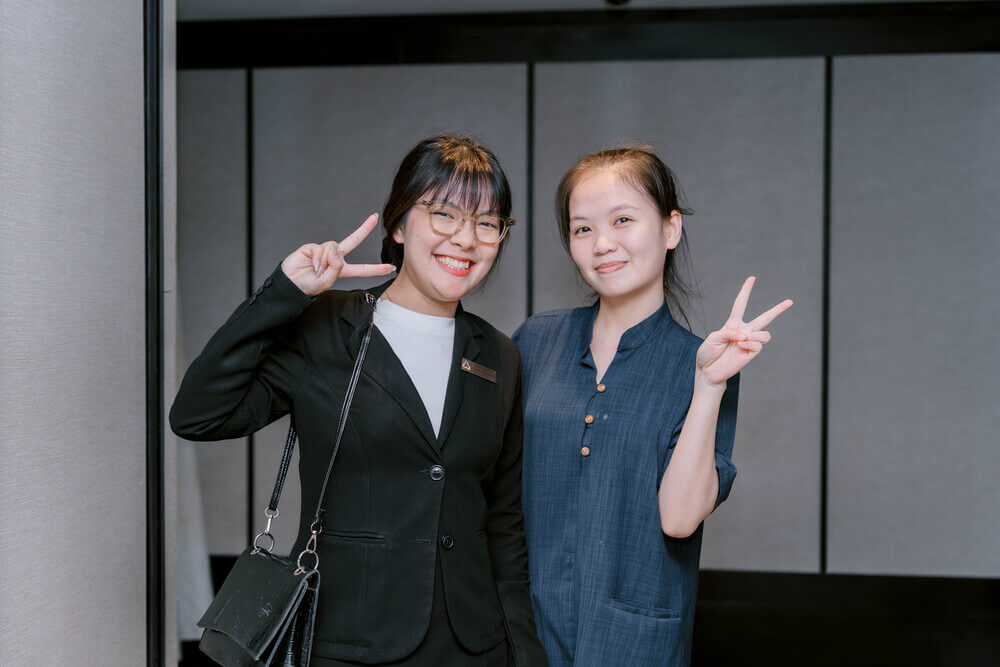 Cô Trúc Mây chụp ảnh cùng Cựu sinh viên của Trường đang làm việc tại Khách sạn New World