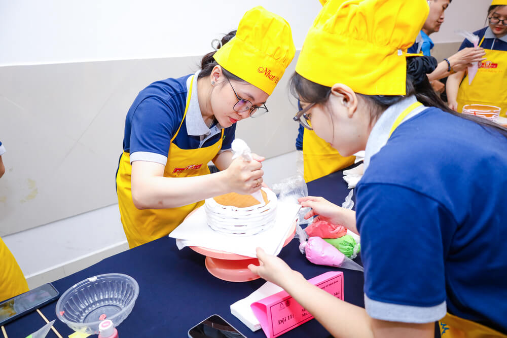 Công đoàn viên đang thực hiện trang trí bánh
