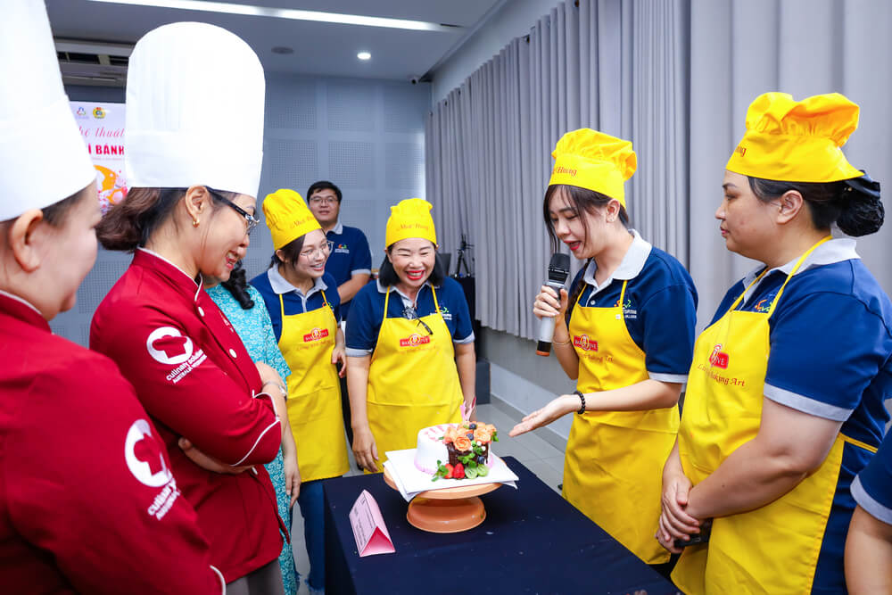 Công đoàn viên trình bày ý nghĩa của chiếc bánh mà mình trang trí