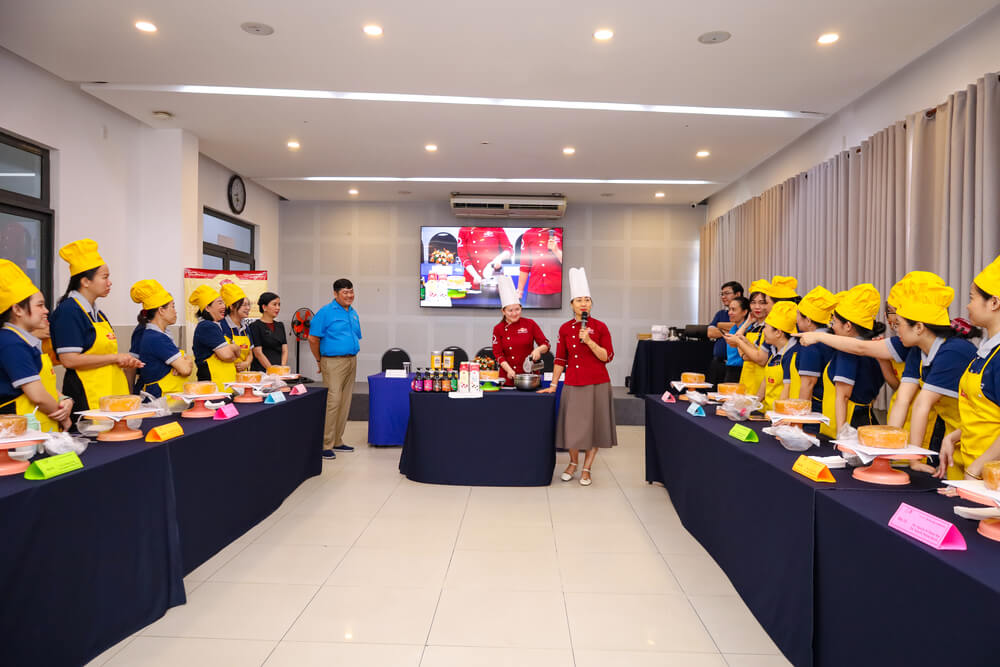Đại diện Công ty Tân Nhất Hương demo trang trí bánh