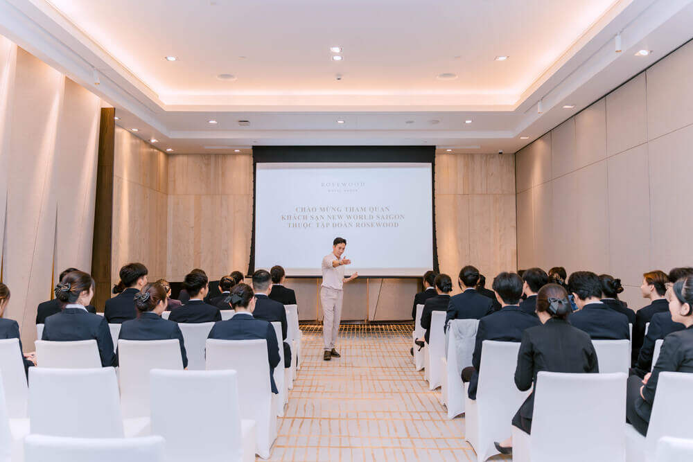 Đại diện Khách sạn New World chia sẻ thông tin đến sinh viên