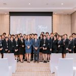 Đại diện Khách sạn New World chụp ảnh lưu niệm cùng sinh viên