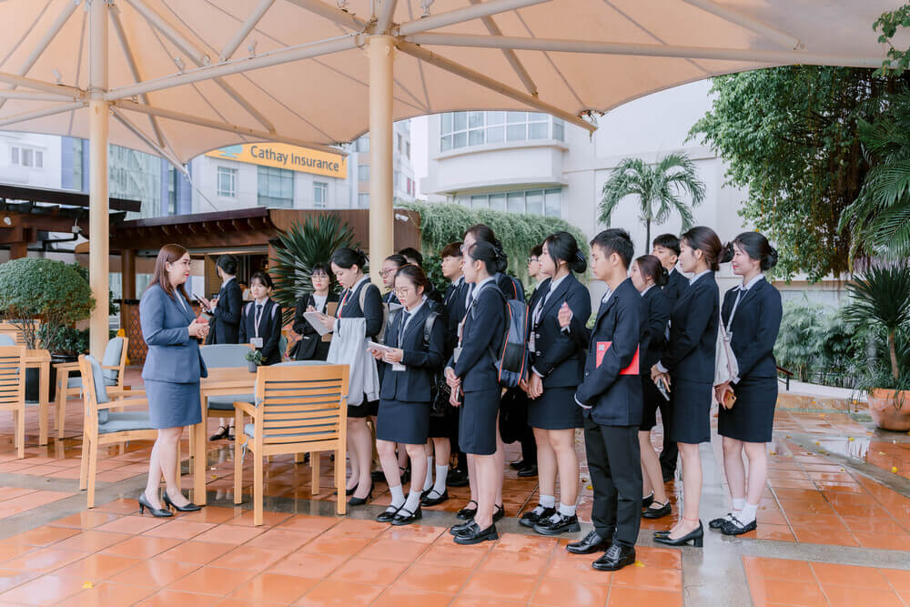 Đại diện Khách sạn New World dẫn sinh viên tham quan khách sạn