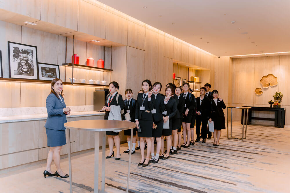 Đại diện Khách sạn New World hướng dẫn sinh viên kiến tập