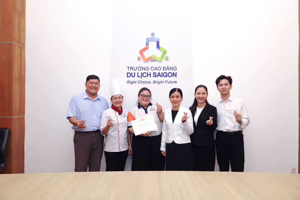 Đoàn Thanh Niên trao thưởng cho sinh viên Nguyễn Ngọc Kim Ngân