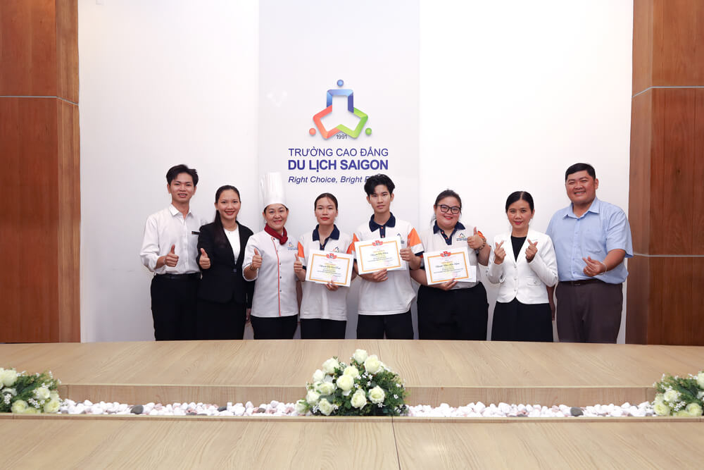 Đoàn Thanh Niên trao thưởng